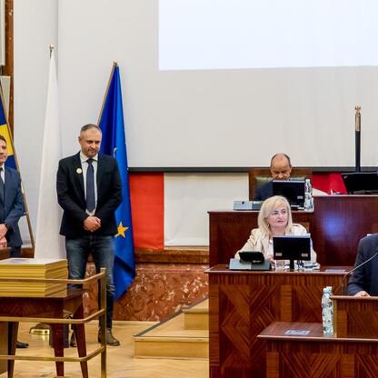 Formalna sesja Sejmiku Województwa Śląskiego, gdzie dyskutowane są decyzje związane z Tydzień Kultury Beskidzkiej. (wygenerowano przez AI)