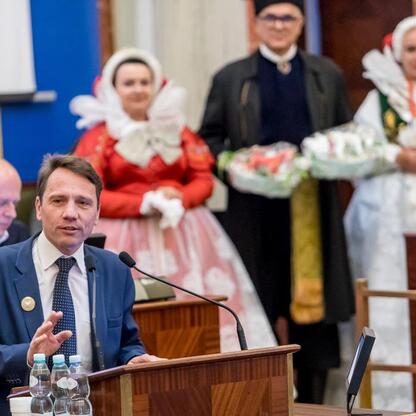 Tydzień Kultury Beskidzkiej w Silesia Sejmiku, konferencja z folklorystycznymi elementami. (wygenerowano przez AI)