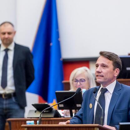 W Sejmiku Województwa Śląskiego dyskutuje Tydzień Kultury Beskidzkiej. (wygenerowano przez AI)