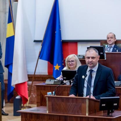 Formalna sesja Sejmiku Województwa Śląskiego, gdzie dyskutowane są decyzje kulturalne i administracyjne. (wygenerowano przez AI)