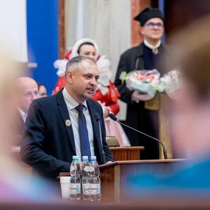 Formalna sesja Sejmiku Województwa Śląskiego z ceremonią otwarcia Tygodnia Kultury Beskidzkiej. (wygenerowano przez AI)