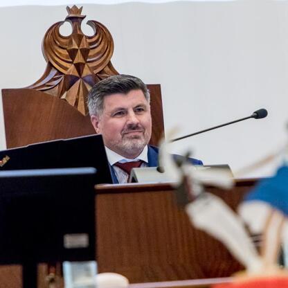 Sejmik Województwa Śląskiego podczas XV sesji, uczestnik w roli mówcy. (wygenerowano przez AI)