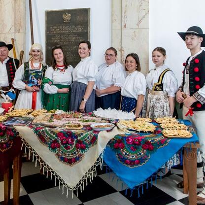 XV sesja Sejmiku Województwa Śląskiego, uczestnicy w tradycyjnych strojach, kulinaria i folklor. (wygenerowano przez AI)