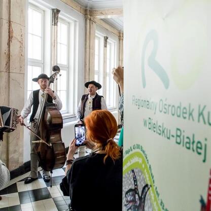Folklorystyczny koncert w Silesia Voivodeship Sejmik, muzyka i kultura Beskidów. (wygenerowano przez AI)