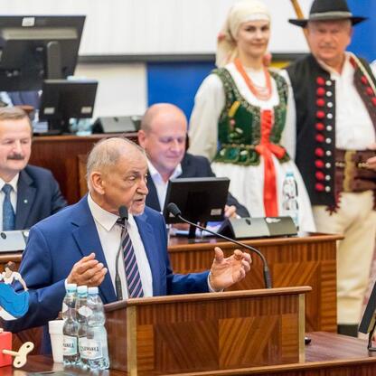 Formalna sesja Sejmiku Województwa Śląskiego podczas Tygodnia Kultury Beskidzkiej. (wygenerowano przez AI)