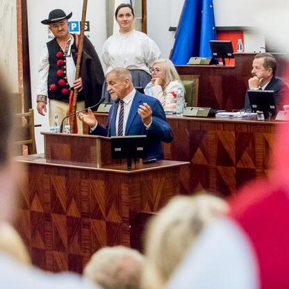 Wizytacja Sejmiku Województwa Śląskiego podczas XV sesji, gdzie radni omawiają kulturalne i międzynarodowe projekty. (wygenerowano przez AI)