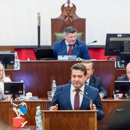 Sejmik Województwa Śląskiego podczas XV sesji, gdzie dyskutowana jest Tydzień Kultury Beskidzkiej. (wygenerowano przez AI)