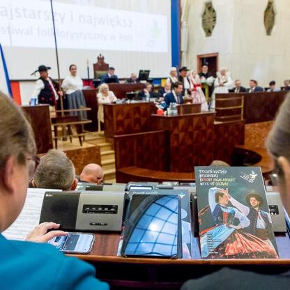 Sesja Sejmiku Województwa Śląskiego, gdzie radni omawiają i głosują nad Tygodniem Kultury Beskidzkiej. (wygenerowano przez AI)