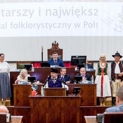 Wystąpienie w tradycyjnych strojach na festiwalu folklorystycznym w Silesia. (wygenerowano przez AI)