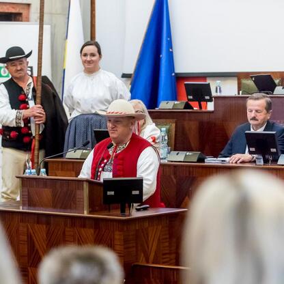 Sesja Sejmiku Województwa Śląskiego podczas Tygodnia Kultury Beskidzkiej. (wygenerowano przez AI)