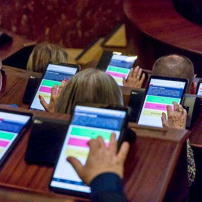 Wojewódzka sesja Sejmiku Śląskiego z udziałem radnych i digitalnego głosowania. (wygenerowano przez AI)