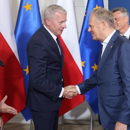 Wojciech Saługa, marszałek Województwa Śląskiego, podczas ceremonii przekazania mieszkań SRK SA miastu Bytom. (wygenerowano przez AI)