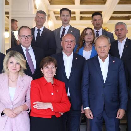Wojciech Saługa, marszałek Województwa Śląskiego, podczas briefingu prasowego w Bytomiu. (wygenerowano przez AI)