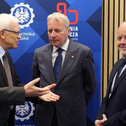 Wojciech Saługa, Marszałek Województwa Śląskiego, prowadzi dyskusję na otwarciu Centrum Technologii i Nauk Obliczeniowych na Politechnice Śląskiej. (wygenerowano przez AI)