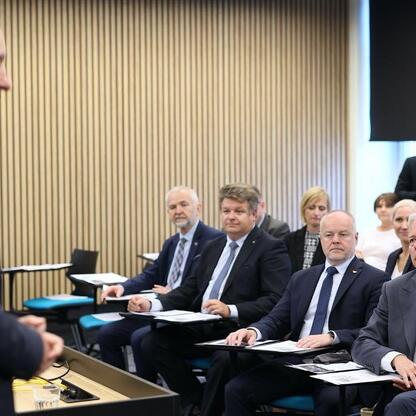 Wojciech Saługa, Marszałek Województwa Śląskiego, przemawia na otwarciu Centrum Technologii i Nauk Obliczeniowych na Uniwersytecie Śląskim w Katowicach. (wygenerowano przez AI)