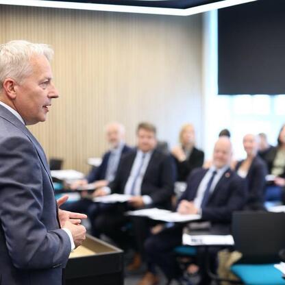 Wojciech Saługa, Marszałek Województwa Śląskiego, przemawia na otwarciu Centrum Technologii i Nauk Obliczeniowych na Politechnice Śląskiej. (wygenerowano przez AI)