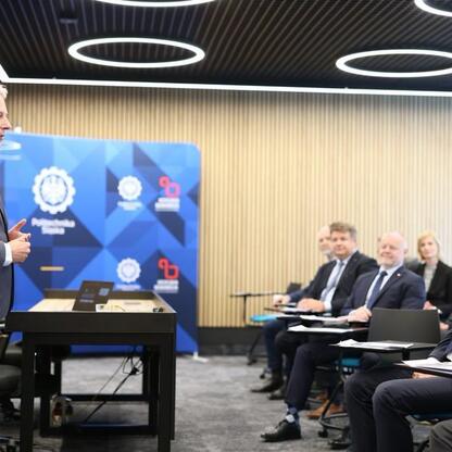 Wojciech Saługa, Marszałek Województwa Śląskiego, przemawia na otwarciu Centrum Technologii i Nauk Obliczeniowych na Uniwersytecie Śląskim w Katowicach. (wygenerowano przez AI)