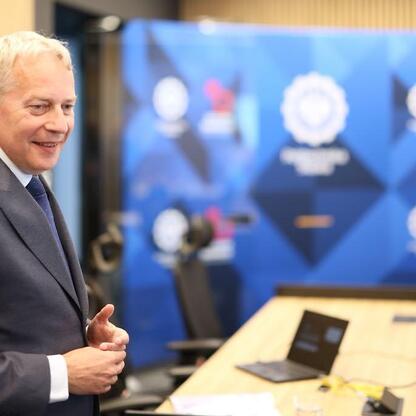 Marszałek Województwa Śląskiego Wojciech Saługa przemawia na uroczystości otwarcia Centrum Technologii i Nauk Obliczeniowych na Politechnice Śląskiej. (wygenerowano przez AI)