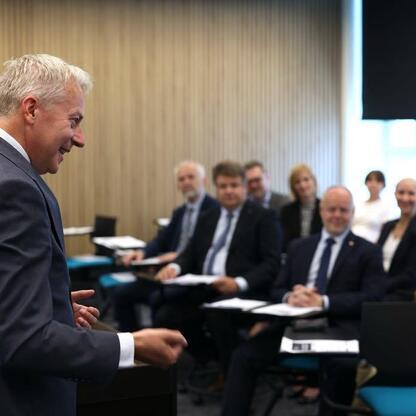 Wojciech Saługa, Marszałek Województwa Śląskiego, przemawia na otwarciu Centrum Technologii i Nauk Obliczeniowych na Uniwersytecie Śląskim w Katowicach. (wygenerowano przez AI)