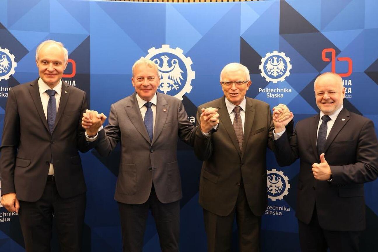 Marszałek Wojciech Saługa przemawia na otwarciu Centrum Technologii i Nauk Obliczeniowych na Uniwersytecie Śląskim w Katowicach. (wygenerowano przez AI)