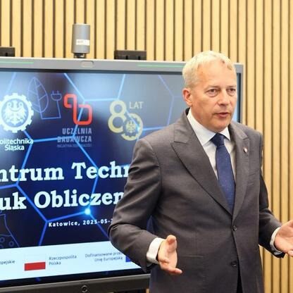 Marszałek Województwa Wojciech Saługa przemawia na otwarciu Centrum Technologii i Nauk Obliczeniowych na Politechnice Śląskiej. (wygenerowano przez AI)