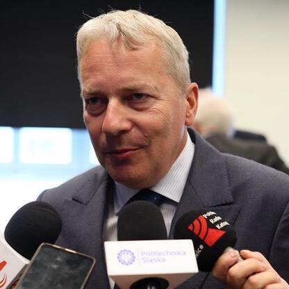 Marszałek Województwa Śląskiego Wojciech Saługa przemawia na konferencji prasowej w Politechnice Śląskiej. (wygenerowano przez AI)