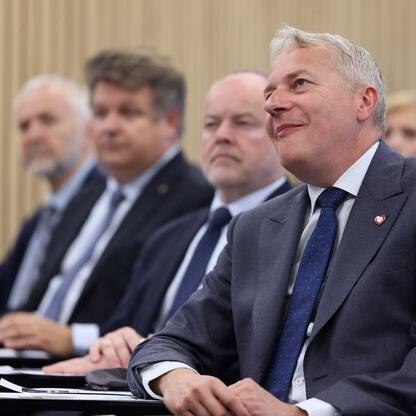 Wojciech Saługa, Marszałek Województwa Śląskiego, wraz z uczestnikami konferencji w Katowicach. (wygenerowano przez AI)