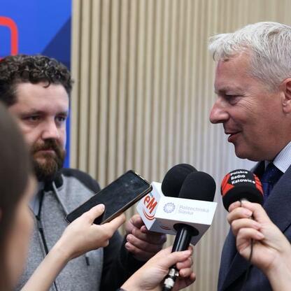 Marszałek Województwa Śląskiego Wojciech Saługa w rozmowie z dziennikarzami podczas otwarcia Centrum Technologii i Nauk Obliczeniowych na Politechnice Śląskiej. (wygenerowano przez AI)