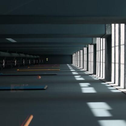Modern, minimalistyczny wewnętrzny widok Centrum Technologii i Nauk Obliczeniowych Politechniki Śląskiej. (wygenerowano przez AI)