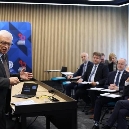 Marszałek Wojciech Saługa przemawia na otwarciu Centrum Technologii i Nauk Obliczeniowych na Uniwersytecie Śląskim w Katowicach. (wygenerowano przez AI)