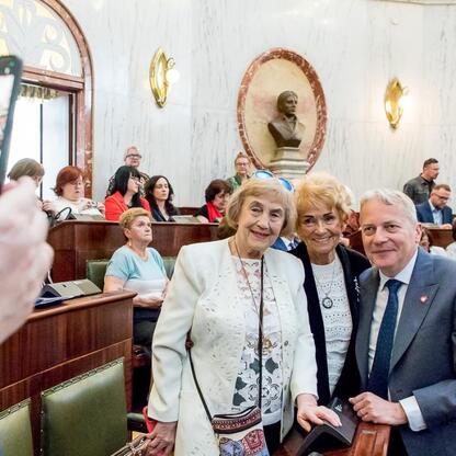 Wojciech Saługa, Marszałek Województwa Śląskiego, prowadzi forum o Uniwersytetach Trzeciego Wieku w Sali Sejmu Śląskiego. (wygenerowano przez AI)