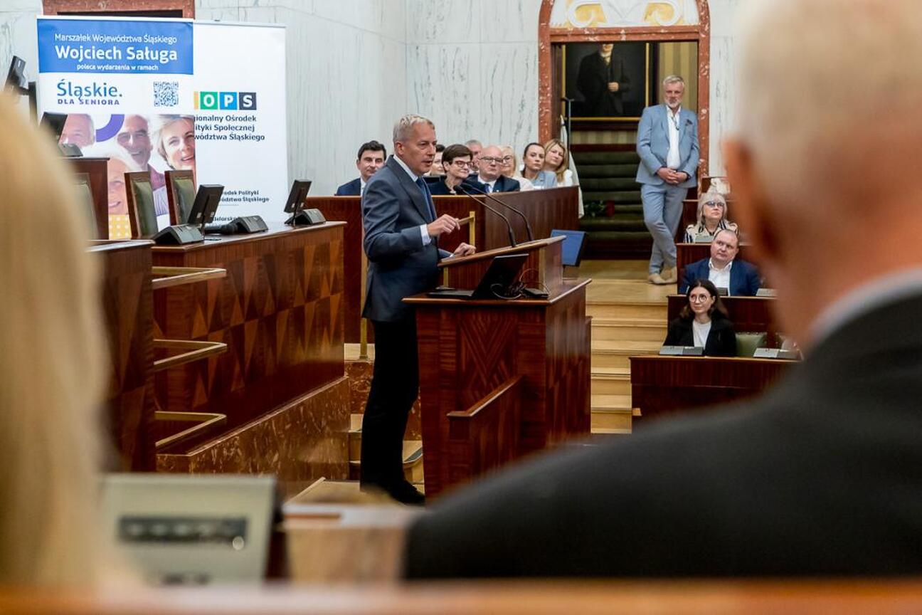 W Sali Sejmu Śląskiego odbyło się forum o 50-leciu Uniwersytetów Trzeciego Wieku w Polsce. Uczestnicy omawiali historię i przyszłość tej instytucji. (wygenerowano przez AI)