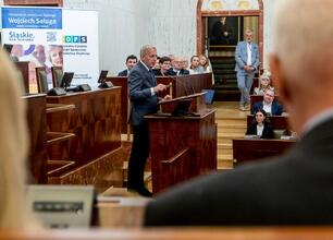 W Sali Sejmu Śląskiego odbyło się forum o 50-leciu Uniwersytetów Trzeciego Wieku w Polsce. Uczestnicy omawiali historię i przyszłość tej instytucji. (wygenerowano przez AI)