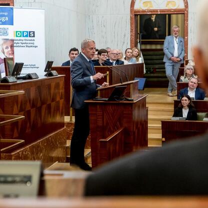 Wojciech Saługa, Marszałek Województwa Śląskiego, przemawia na forum z okazji 50-lecia Uniwersytetów Trzeciego Wieku w Polsce. (wygenerowano przez AI)