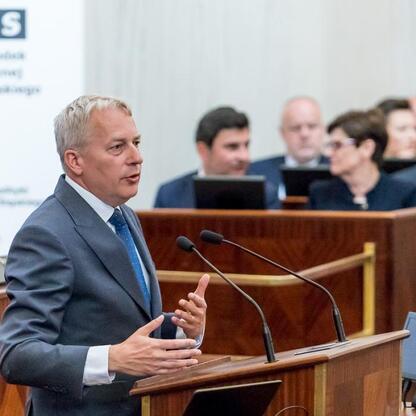 Marszałek Wojciech Saługa przemawia na forum o 50-leciu Uniwersytetów Trzeciego Wieku w Śląsku. (wygenerowano przez AI)