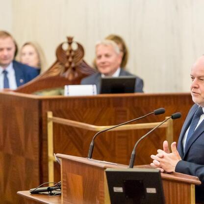 Marszałek Wojciech Saługa przemawia na forum o Uniwersytetach Trzeciego Wieku w Sali Sejmu Śląskiego. (wygenerowano przez AI)