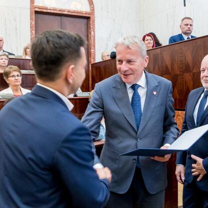 Wojciech Saługa i Rafał Adamczyk w Sali Sejmu Śląskiego podczas forum o Uniwersytetach Trzeciego Wieku. (wygenerowano przez AI)