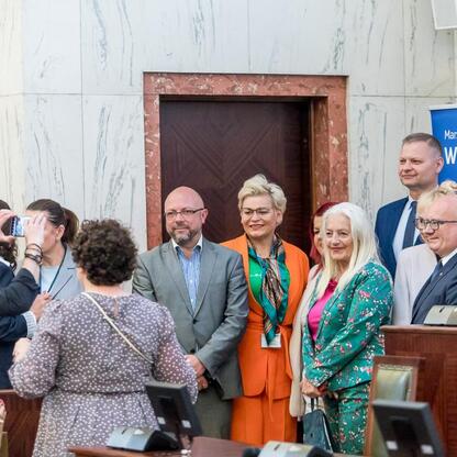 Na Sileskim Sejmie Śląskim odbyła się rozmowa o 50-leciu Uniwersytetów Trzeciego Wieku. (wygenerowano przez AI)