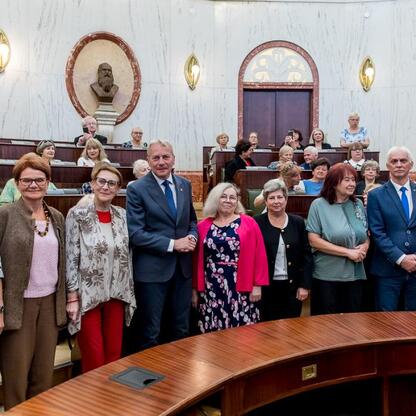 Wojciech Saługa, marszałek Województwa Śląskiego, prowadzi forum o Uniwersytetach Trzeciego Wieku w Sali Sejmu Śląskiego. (wygenerowano przez AI)