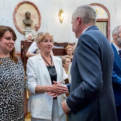 W Sali Sejmu Śląskiego odbyło się forum o 50-leciu Uniwersytetów Trzeciego Wieku w Polsce. Uczestnicy omawiali historię i przyszłość tych uczelni. (wygenerowano przez AI)