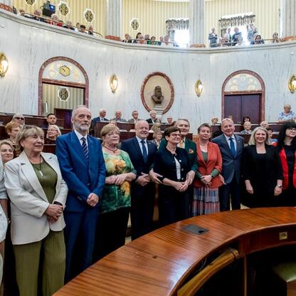 Wojciech Saługa, Marszałek Województwa Śląskiego, prowadzi forum o roli i przyszłości Uniwersytetów Trzeciego Wieku w Polsce. (wygenerowano przez AI)