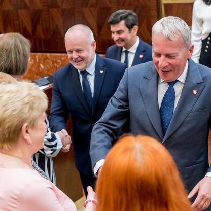 Wojciech Saługa, marszałek Województwa Śląskiego, wita uczestników forum z okazji 50-lecia Uniwersytetów Trzeciego Wieku w Polsce. (wygenerowano przez AI)