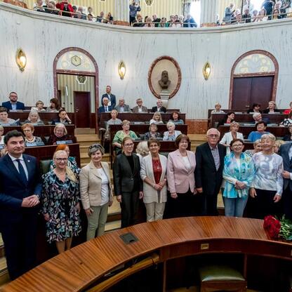 Wojciech Saługa, Marszałek Województwa Śląskiego, prowadzi forum o Uniwersytetach Trzeciego Wieku w Sali Sejmu Śląskiego. (wygenerowano przez AI)