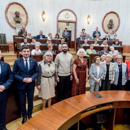Wojciech Saługa, marszałek Województwa Śląskiego, prowadzi forum o historii i przyszłości Uniwersytetów Trzeciego Wieku w Sali Sejmu Śląskiego. (wygenerowano przez AI)