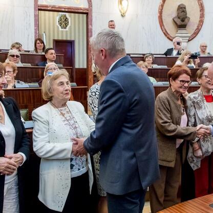 W Sali Sejmu Śląskiego odbyło się forum o 50-leciu Uniwersytetów Trzeciego Wieku w Polsce. Uczestnicy omawiali historię i przyszłość tej instytucji. (wygenerowano przez AI)