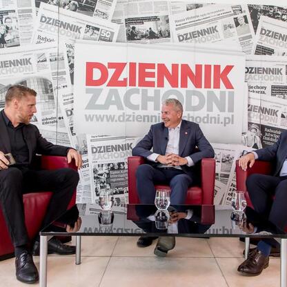 Panel dyskusyjny w Dzienniku Zachodnim w Sosnowcu, gdzie Wojciech Saługa i Ryszard Koziołek omawiają przyszłość edukacji i nauki w Śląsku. (wygenerowano przez AI)