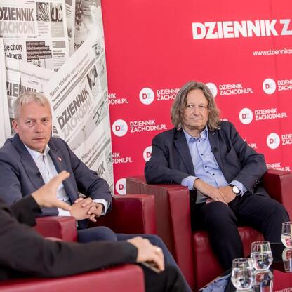 Panel dyskusyjny w Dzienniku Zachodnim w Sosnowcu, o przyszłości edukacji i nauki w Śląsku. (wygenerowano przez AI)