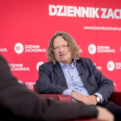 Panel dyskusyjny w Dzienniku Zachodnim w Sosnowcu, poświęcony przyszłości edukacji i nauki w Śląsku. (wygenerowano przez AI)