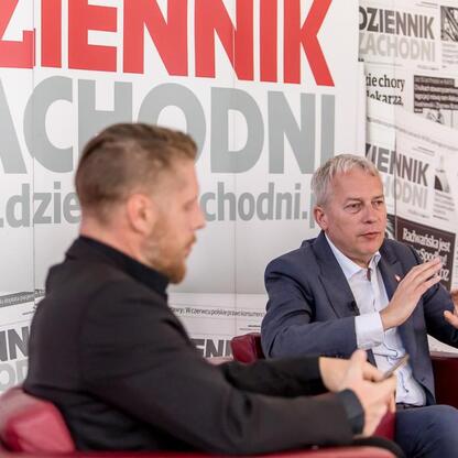 Panel dyskusyjny w Dzienniku Zachodnim: Marszałek Wojciech Saługa i rektor Uniwersytetu Śląskiego omawiają przyszłość edukacji w Śląsku. (wygenerowano przez AI)