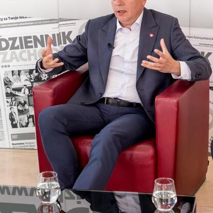 Marszałek Wojciech Saługa w rozmowie w siedzibie Dziennika Zachodniego, omawiając przyszłość nauki i szkolnictwa wyższego w Śląsku. (wygenerowano przez AI)